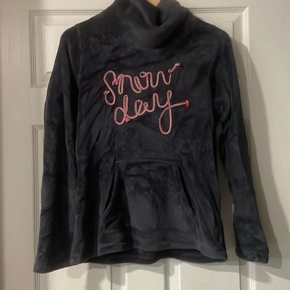 Denver Hayes Other - Denver Hayes cowl neck plush pj top